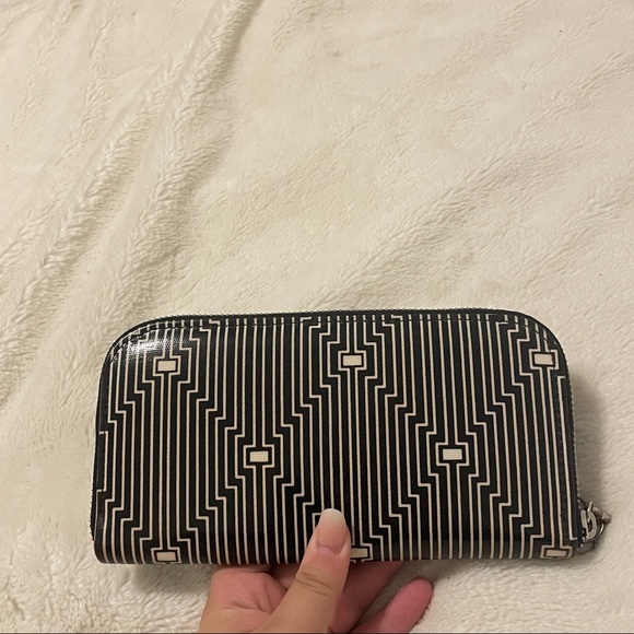 Lou Harvey Black and White Zip Wallet - Picture 4 of 5
